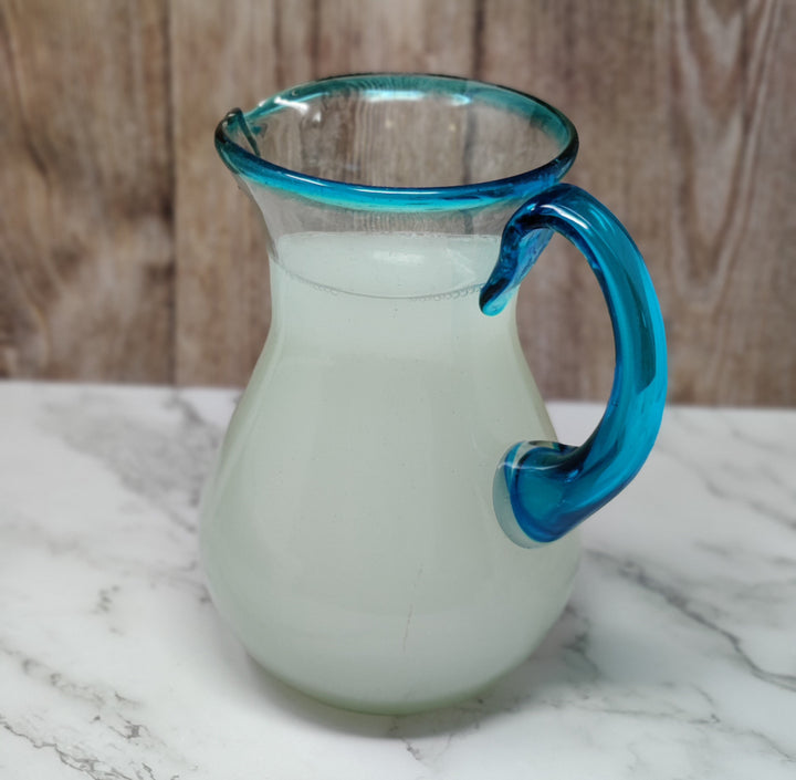 Mexikanischer Krug aus mundgeblasenem Glas – Rand und Griff in Aquamarin (84 oz)