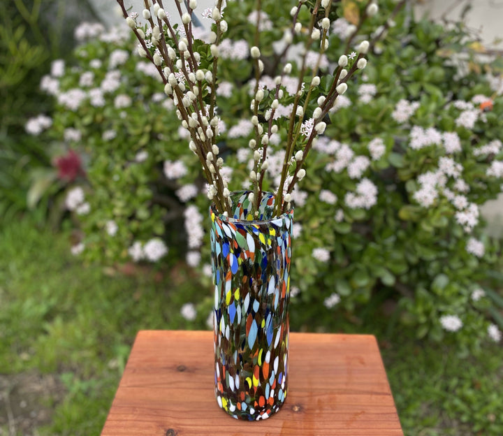 Mexikanische mundgeblasene Glasvase (11,5" x 4") – Bunte Konfetti-Carmen-Blumenvase