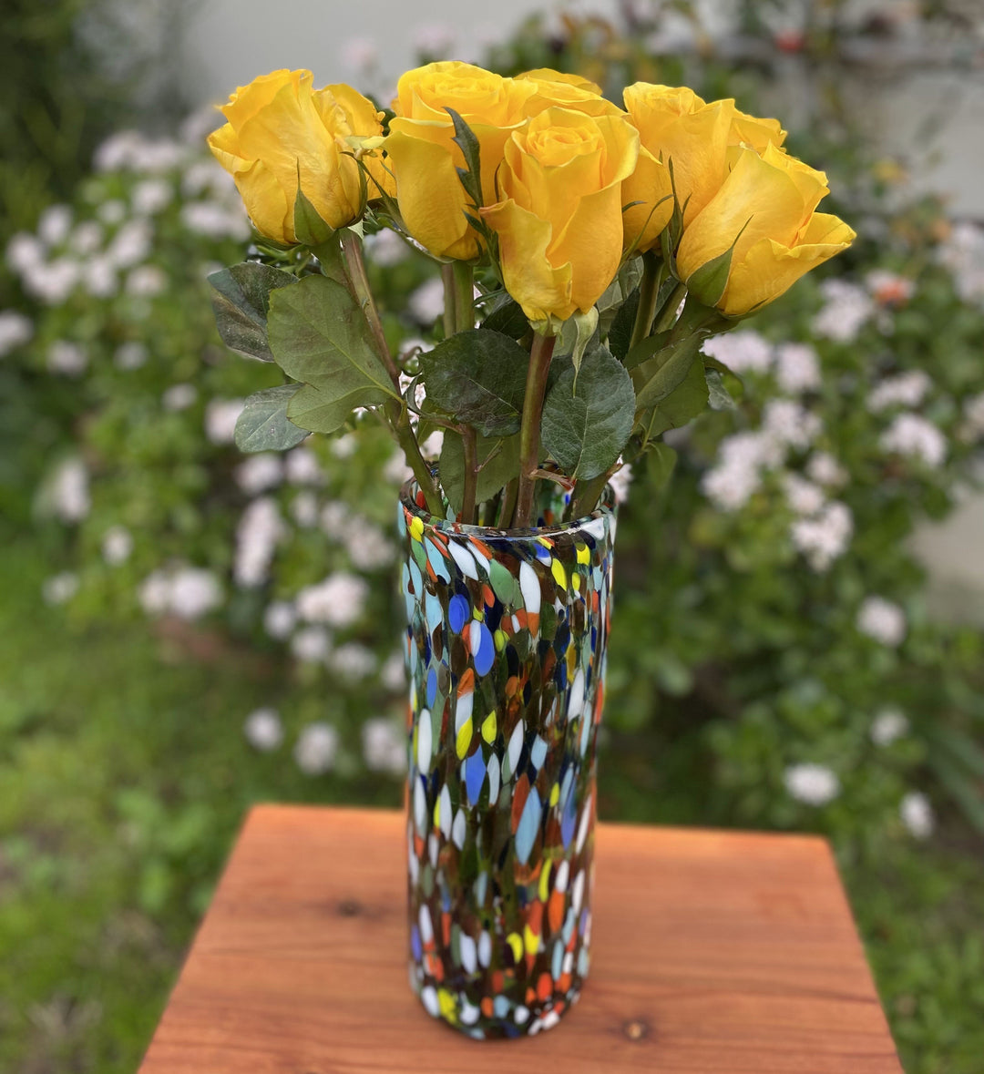 Mexikanische mundgeblasene Glasvase (11,5" x 4") – Bunte Konfetti-Carmen-Blumenvase