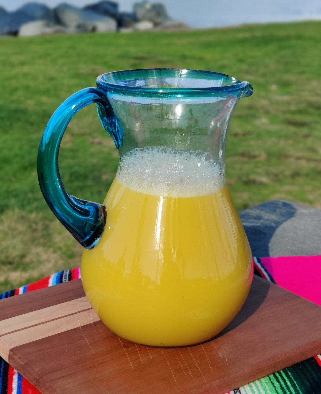Mexikanischer Krug aus mundgeblasenem Glas – Rand und Griff in Aquamarin (84 oz)