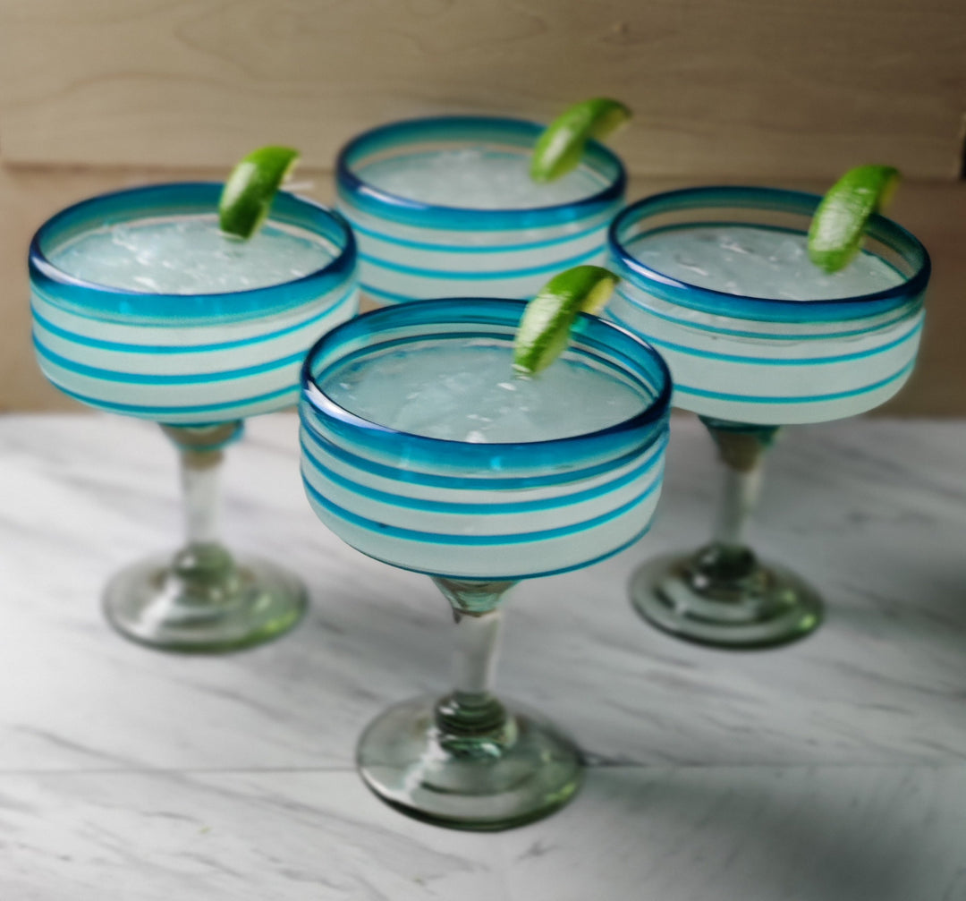 Mexikanisches mundgeblasenes Glas – Set aus 4 mundgeblasenen Margarita-Gläsern (16 oz) mit Aqua-Spiral-Design