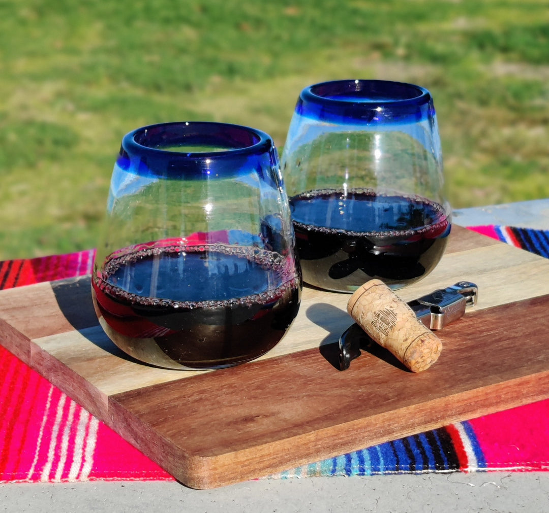 Mundgeblasene mexikanische Weingläser ohne Stiel – Set mit 6 Gläsern mit kobaltblauem Rand (425 ml)