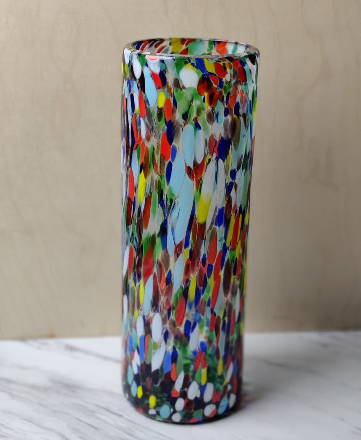 Mexikanische mundgeblasene Glasvase (11,5" x 4") – Bunte Konfetti-Carmen-Blumenvase