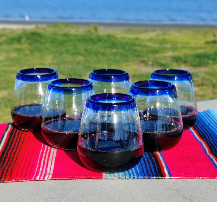 Mundgeblasene mexikanische Weingläser ohne Stiel – Set mit 6 Gläsern mit kobaltblauem Rand (425 ml)