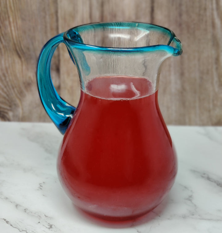 Mexikanischer Krug aus mundgeblasenem Glas – Rand und Griff in Aquamarin (84 oz)