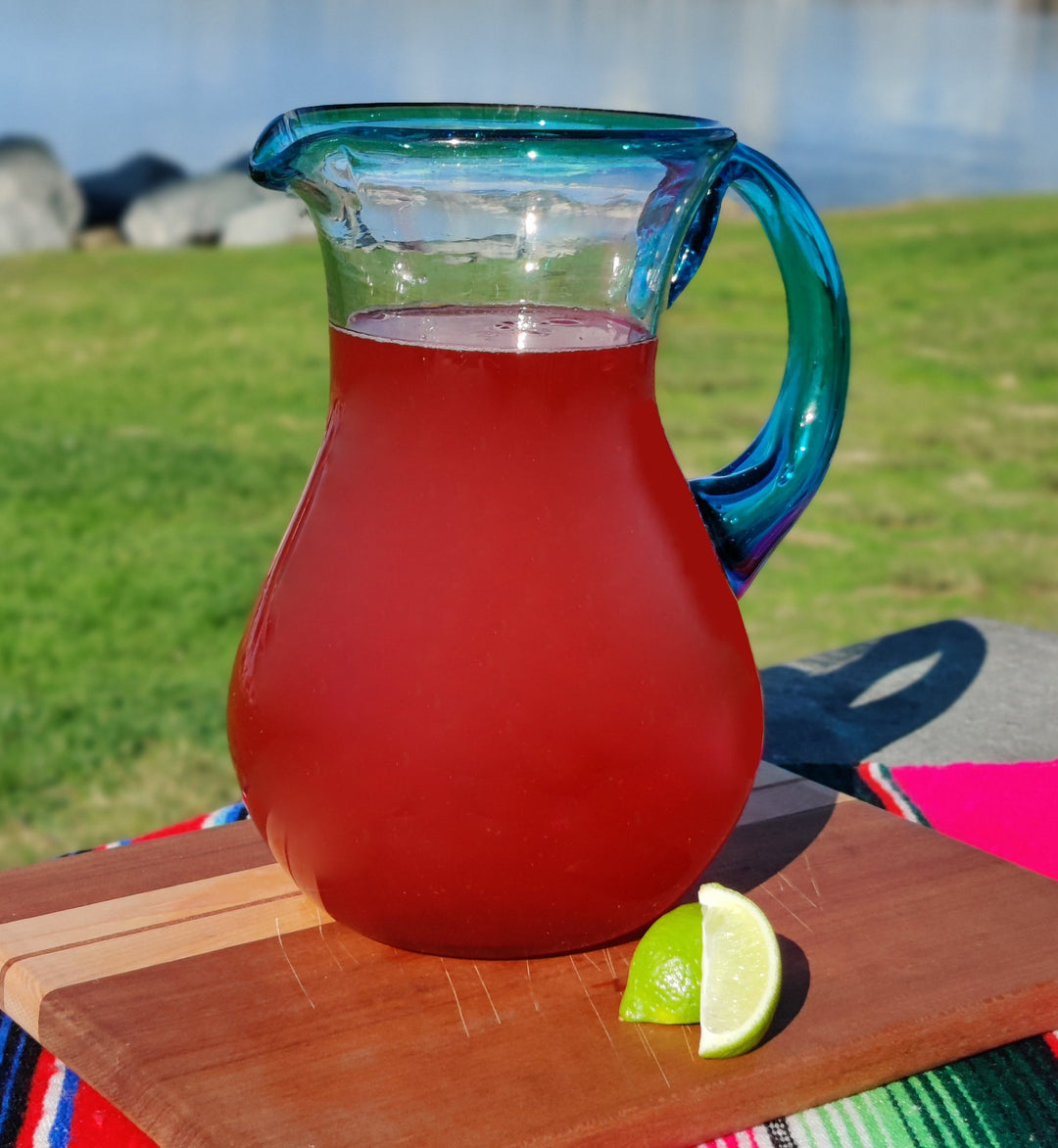 Mexikanischer Krug aus mundgeblasenem Glas – Rand und Griff in Aquamarin (84 oz)