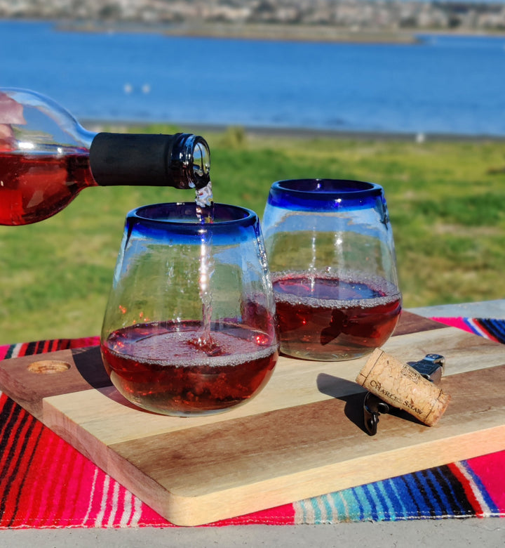Mundgeblasene mexikanische Weingläser ohne Stiel – Set mit 6 Gläsern mit kobaltblauem Rand (425 ml)