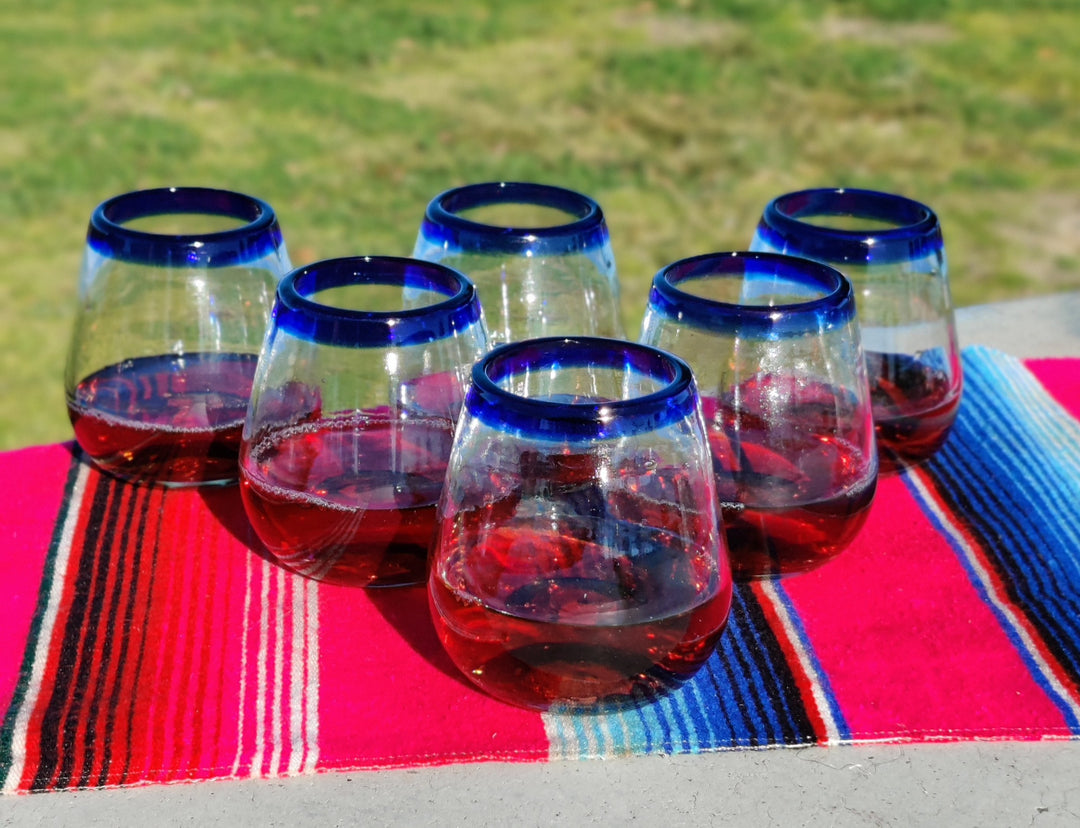 Mundgeblasene mexikanische Weingläser ohne Stiel – Set mit 6 Gläsern mit kobaltblauem Rand (425 ml)