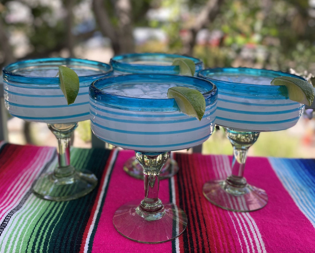 Mexikanisches mundgeblasenes Glas – Set aus 4 mundgeblasenen Margarita-Gläsern (16 oz) mit Aqua-Spiral-Design